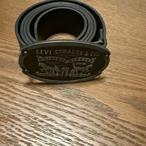 Levi's Black Leather Men's Belt with Branded Oval Buckle